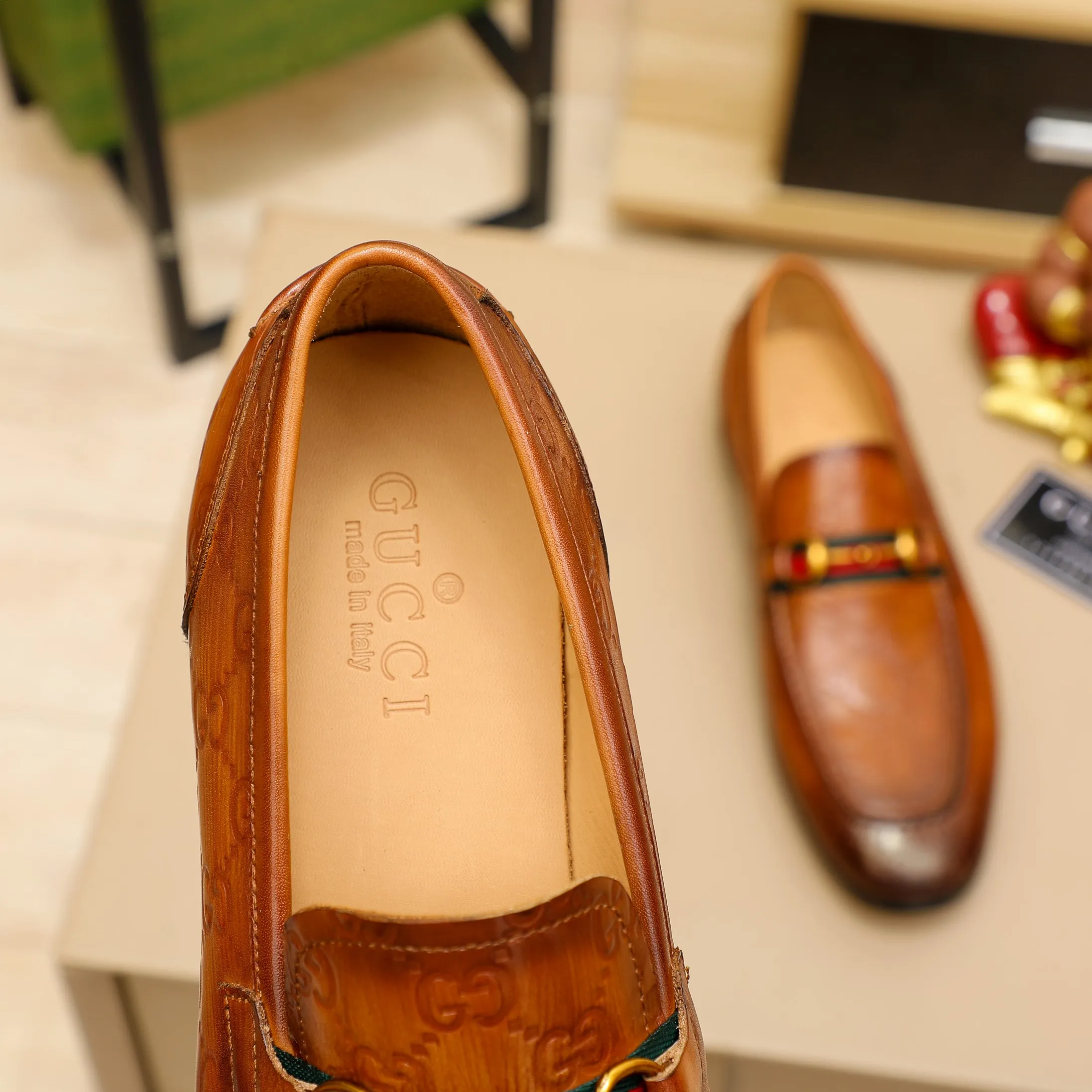 p480 GUCCI 2021 men’s latest casual leather shoes👞! Available at counters simultaneously! A one-to-one replica of the original. All imported top layer calfskin. The interior is made of top-grade cowhide, and the original factory-supplied rubber outsole is used. Leading new fashion concepts. Black, brown, matching sizes: 38-45